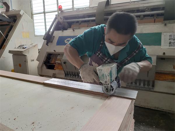 工人正在專心致志地工作.jpg