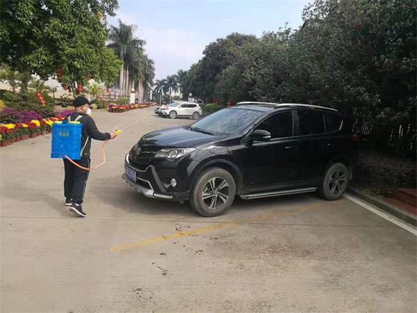 員工用消毒水對廠區進行殺毒.jpg