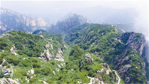 　泰山巍峨 牛書培攝（中新社發(fā)）.jpg