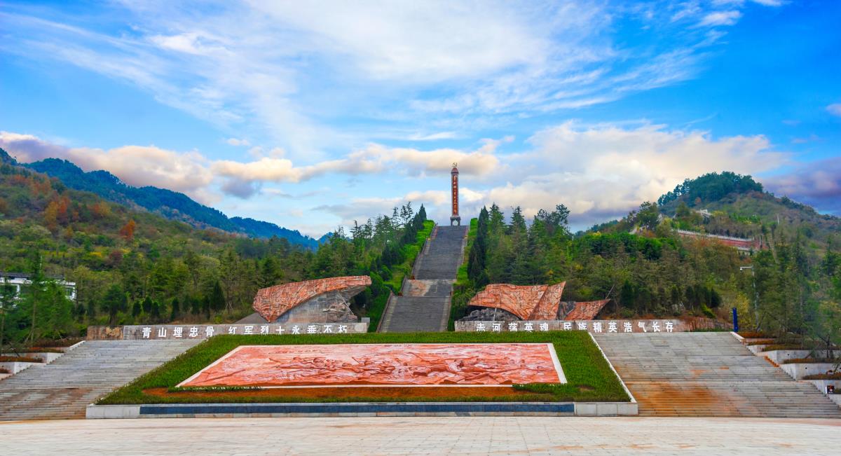 5　　長征青杠坡戰斗遺址被綠色青山包包圍.jpg