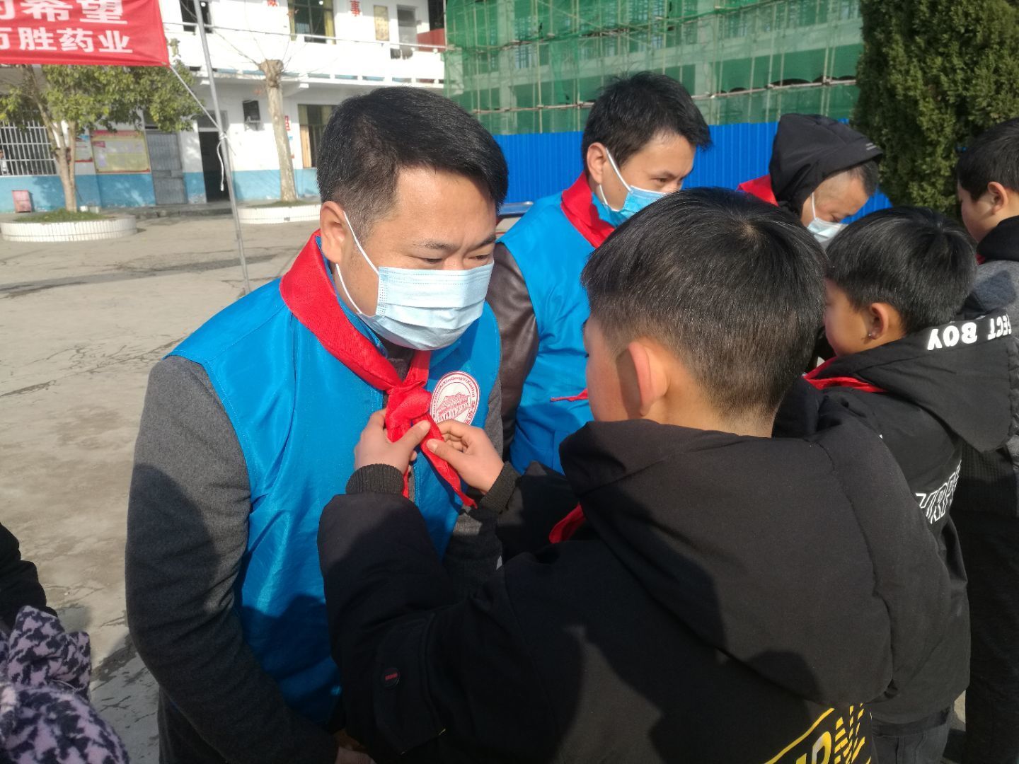2 　  寶合小學少先隊員為萬勝藥業董事長宋玉佩戴紅領巾.jpg