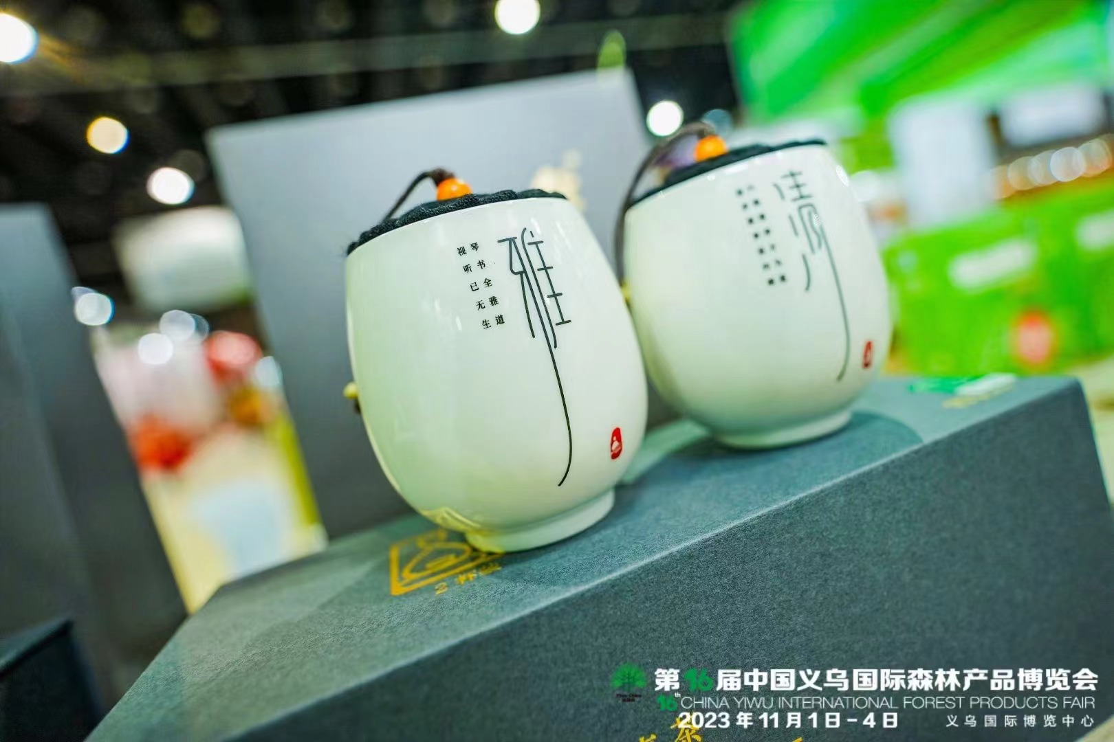 2徑山茶工作人員與外商洽談.jpg
