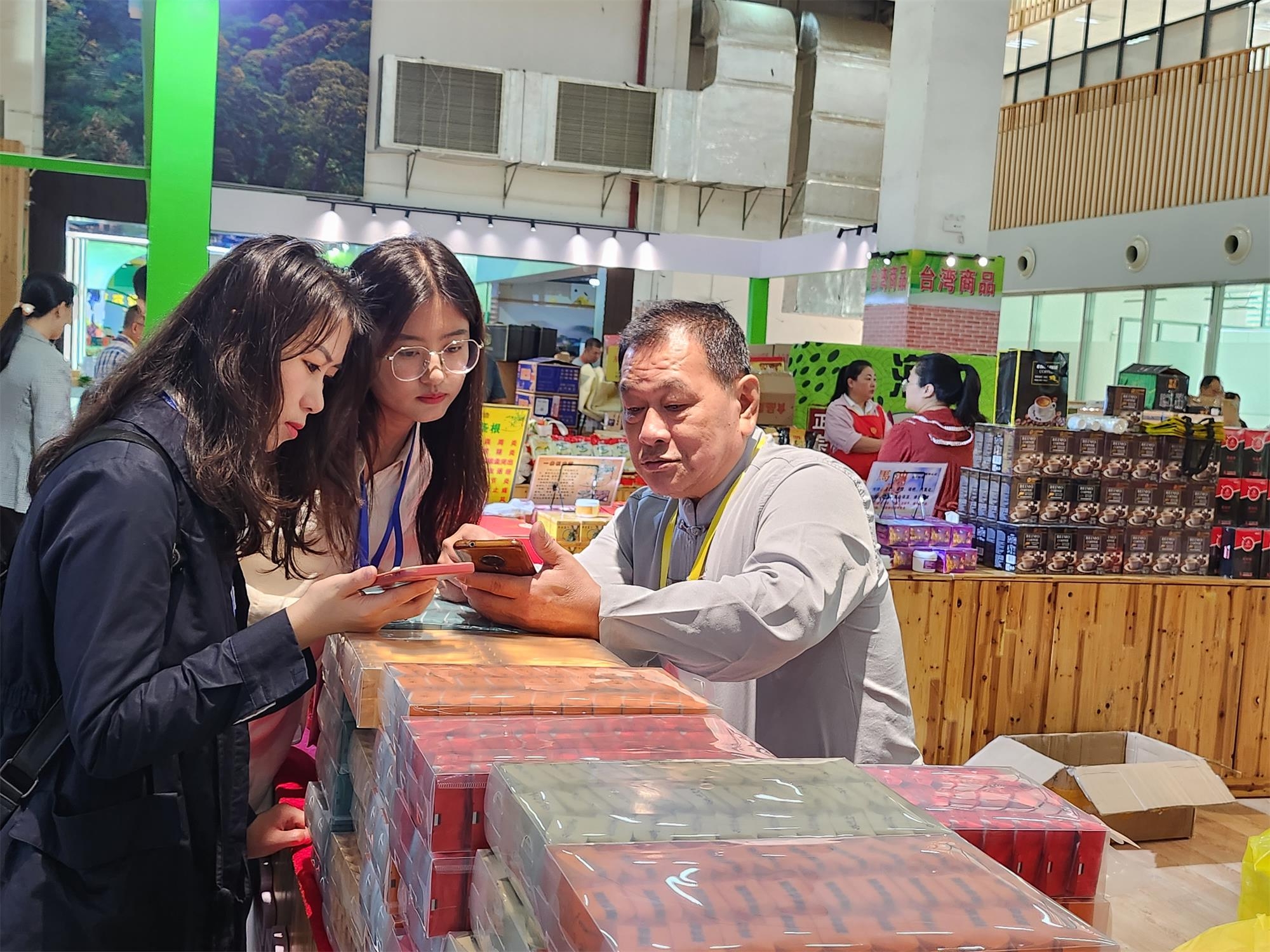 蕭武倩展示他的茶園日記.jpg